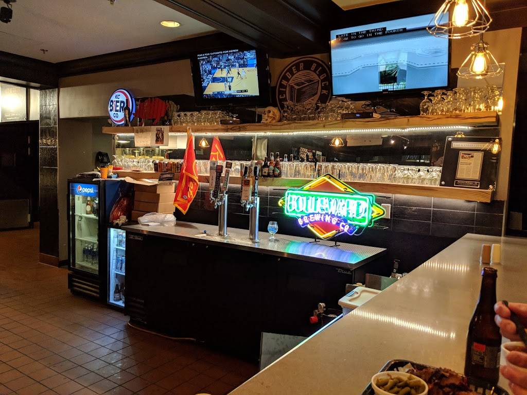 Plowboys Barbeque | restaurant | 1111 Main St, Kansas City, MO 64105, USA | 8162217569 OR +1 816-221-7569