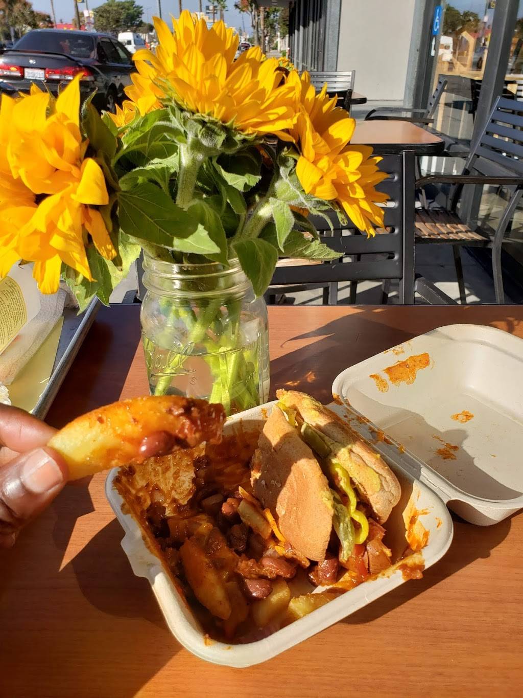 Earles | restaurant | 3864 Crenshaw Blvd, Los Angeles, CA 90008, USA | 3232992867 OR +1 323-299-2867