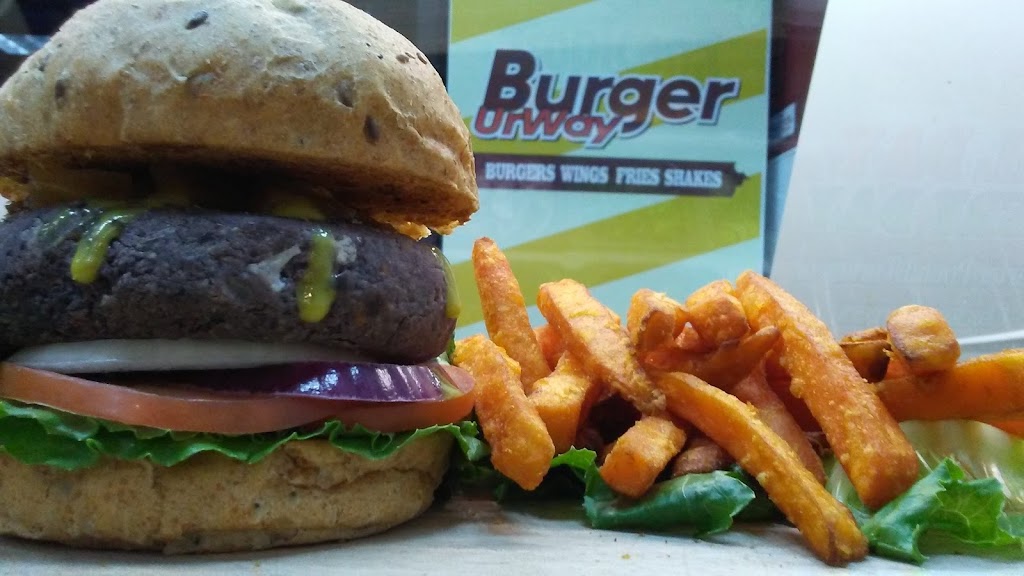 Burger UrWay | restaurant | 40 Washington Ave, Brooklyn, NY 11205, USA | 3472940650 OR +1 347-294-0650