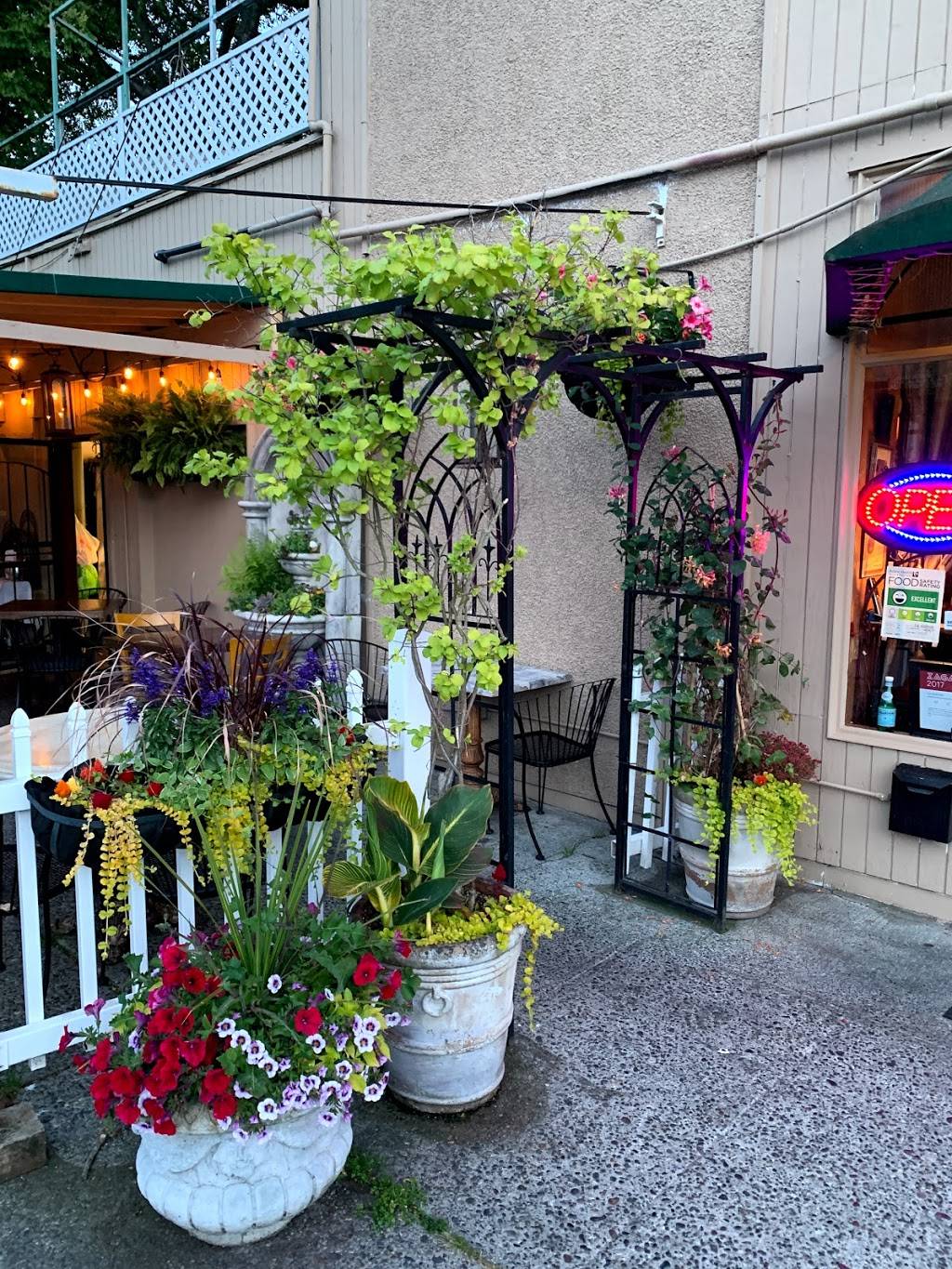 La Rustica | restaurant | 4100 Beach Dr SW, Seattle, WA 98116, USA | 2069323020 OR +1 206-932-3020