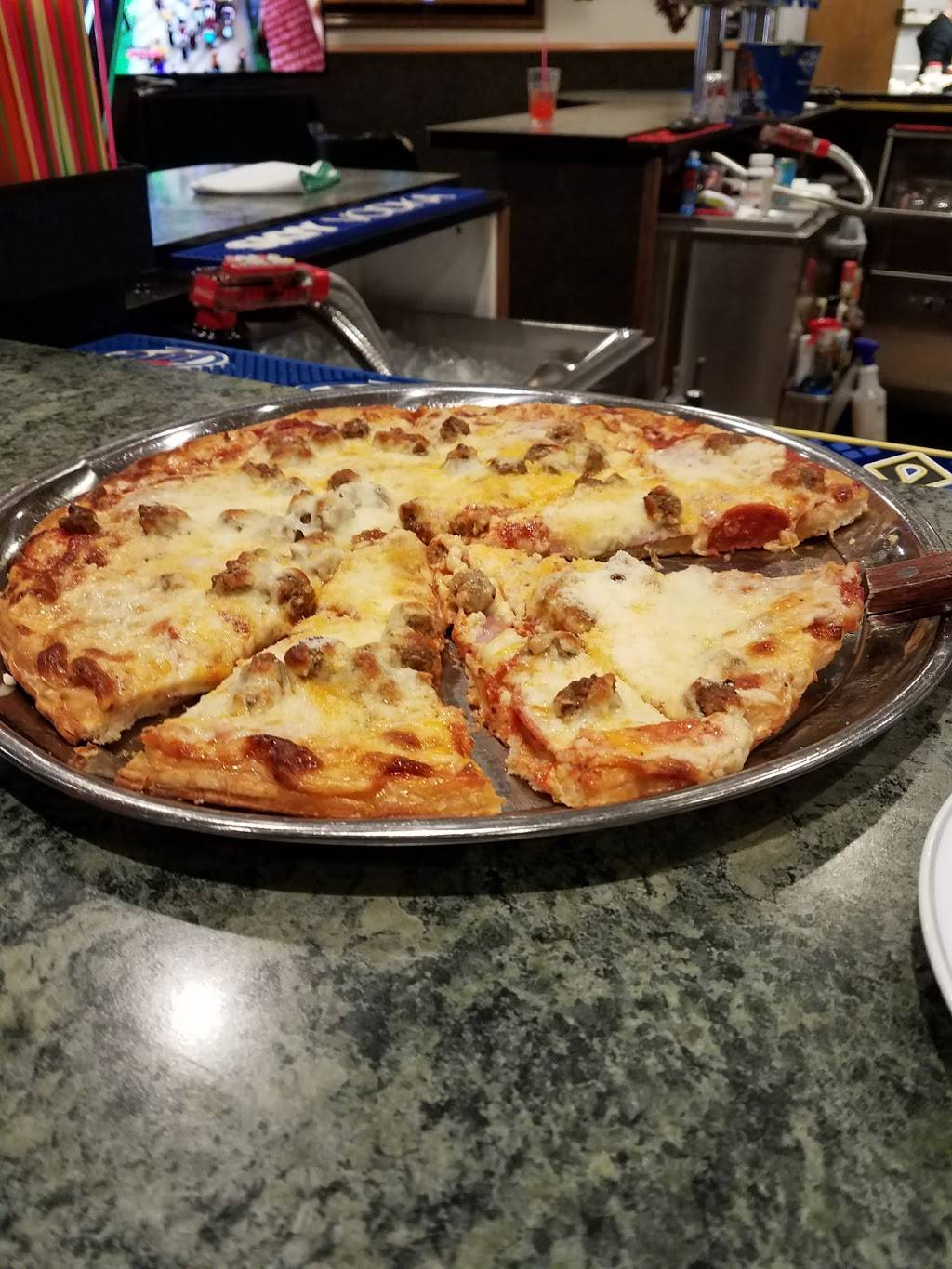 Queen Bees Bar & Grill | restaurant | 121 W James St, Paynesville, MN 56362, USA | 3202433975 OR +1 320-243-3975