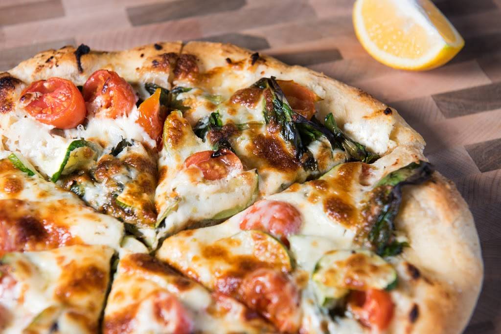 Giannis Pizza | restaurant | 3910 Vista Way #108, Oceanside, CA 92056, USA | 7607242670 OR +1 760-724-2670