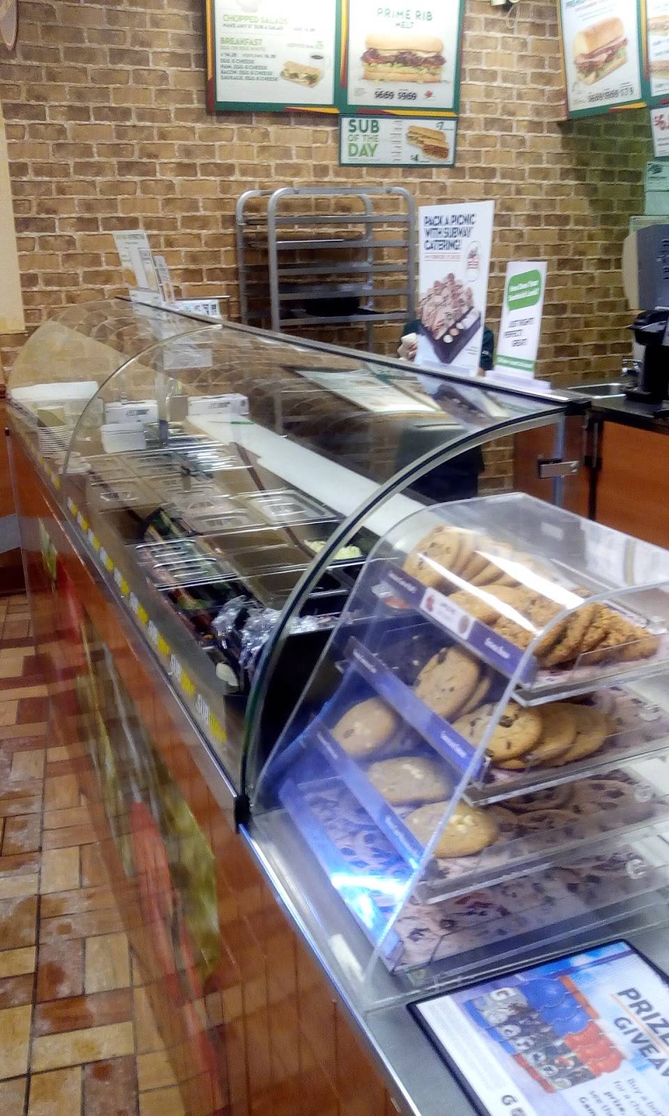 Subway | restaurant | 2378 Lake Shore Blvd W, Etobicoke, ON M8V 2L4, Canada | 4162559535 OR +1 416-255-9535