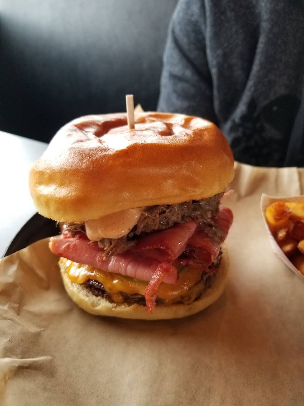 Mamo Burger Bar | restaurant | 13430 Tecumseh Rd E, Tecumseh, ON N8N 3N7, Canada | 5197353999 OR +1 519-735-3999