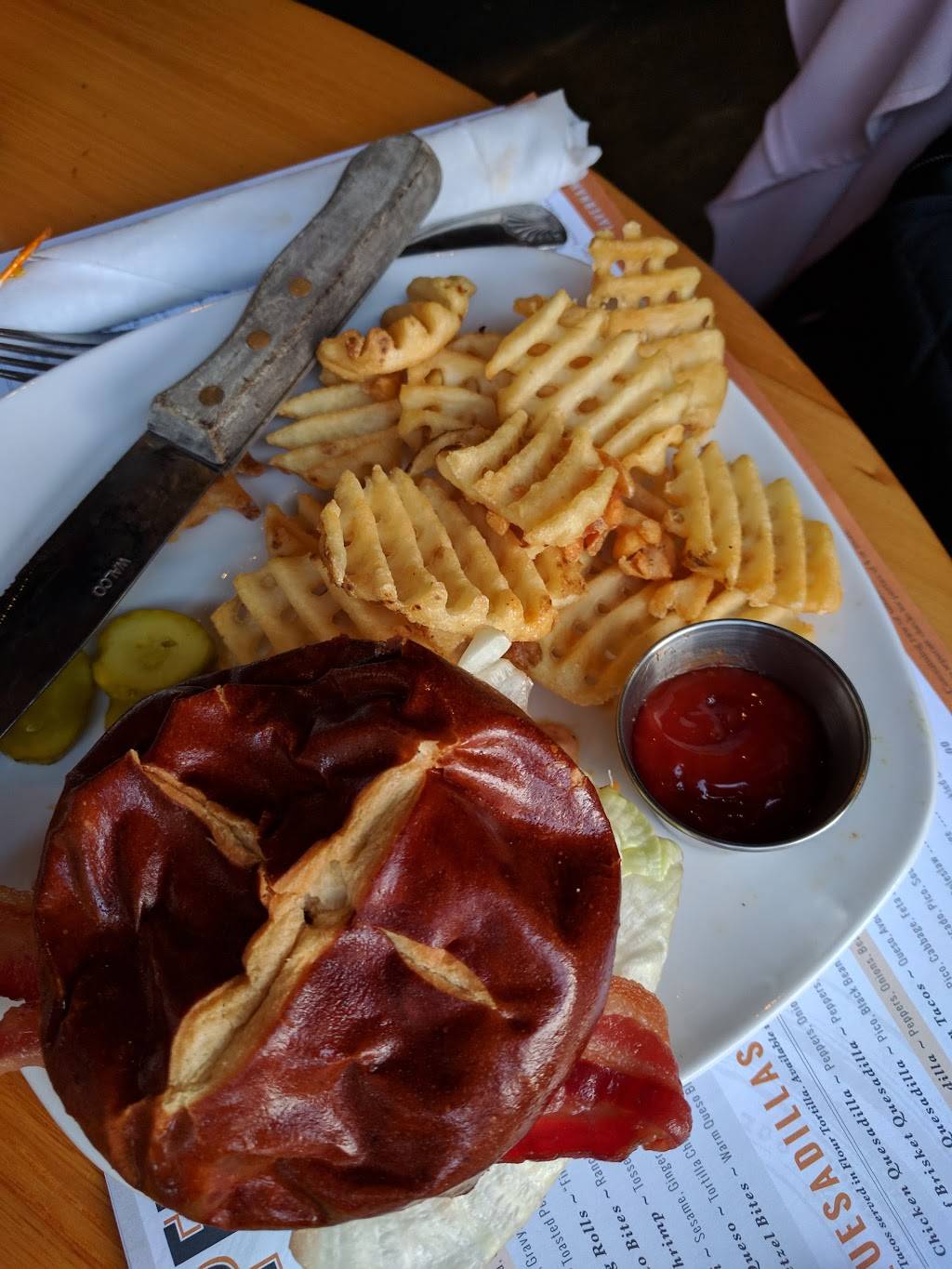 Tavern and Tap | restaurant | 101 S Washington Square, Lansing, MI 48933, USA | 5173745555 OR +1 517-374-5555