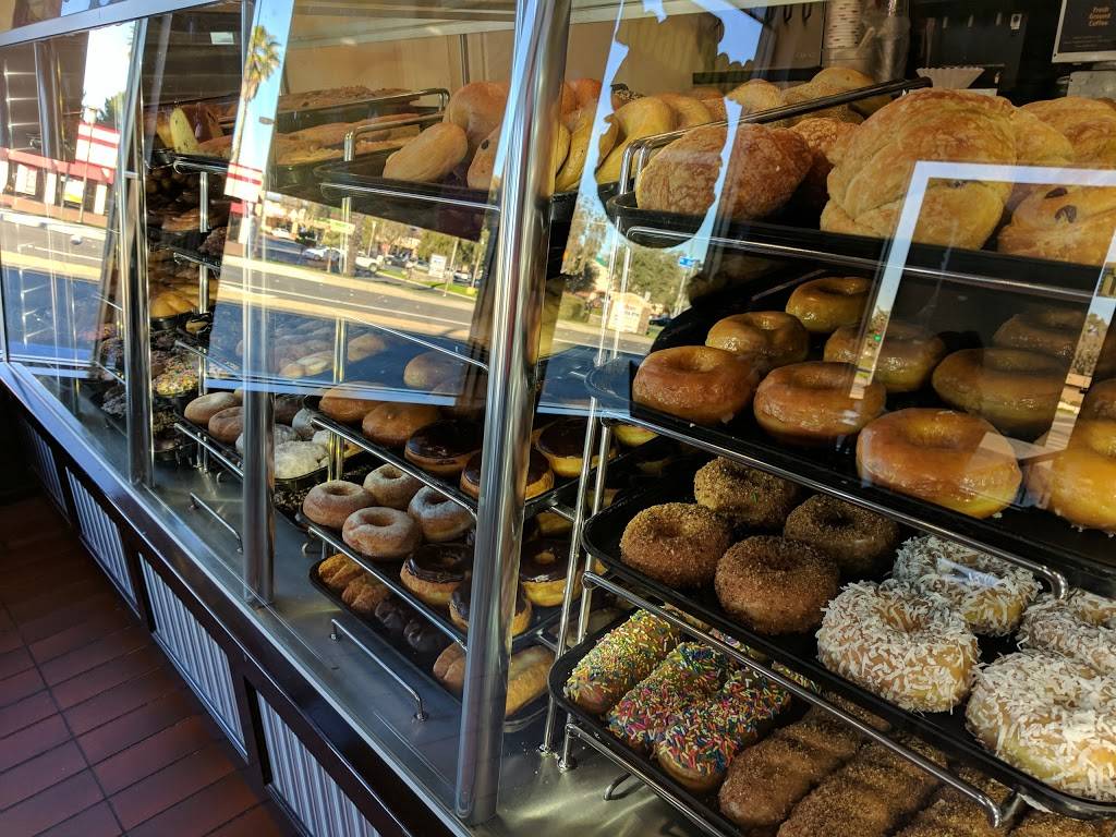 Yum Yum Donuts | bakery | 23342 Lyons Ave, Newhall, CA 91321, USA | 6617993667 OR +1 661-799-3667