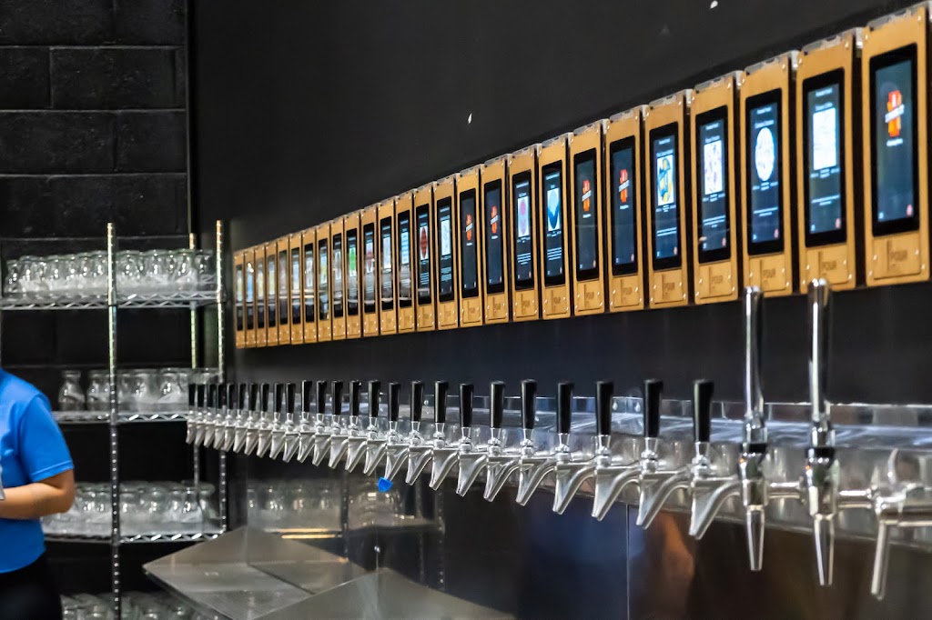 Lincoln Tap | restaurant | 330 E Lincoln Ave, Royal Oak, MI 48067, USA | 2485562433 OR +1 248-556-2433