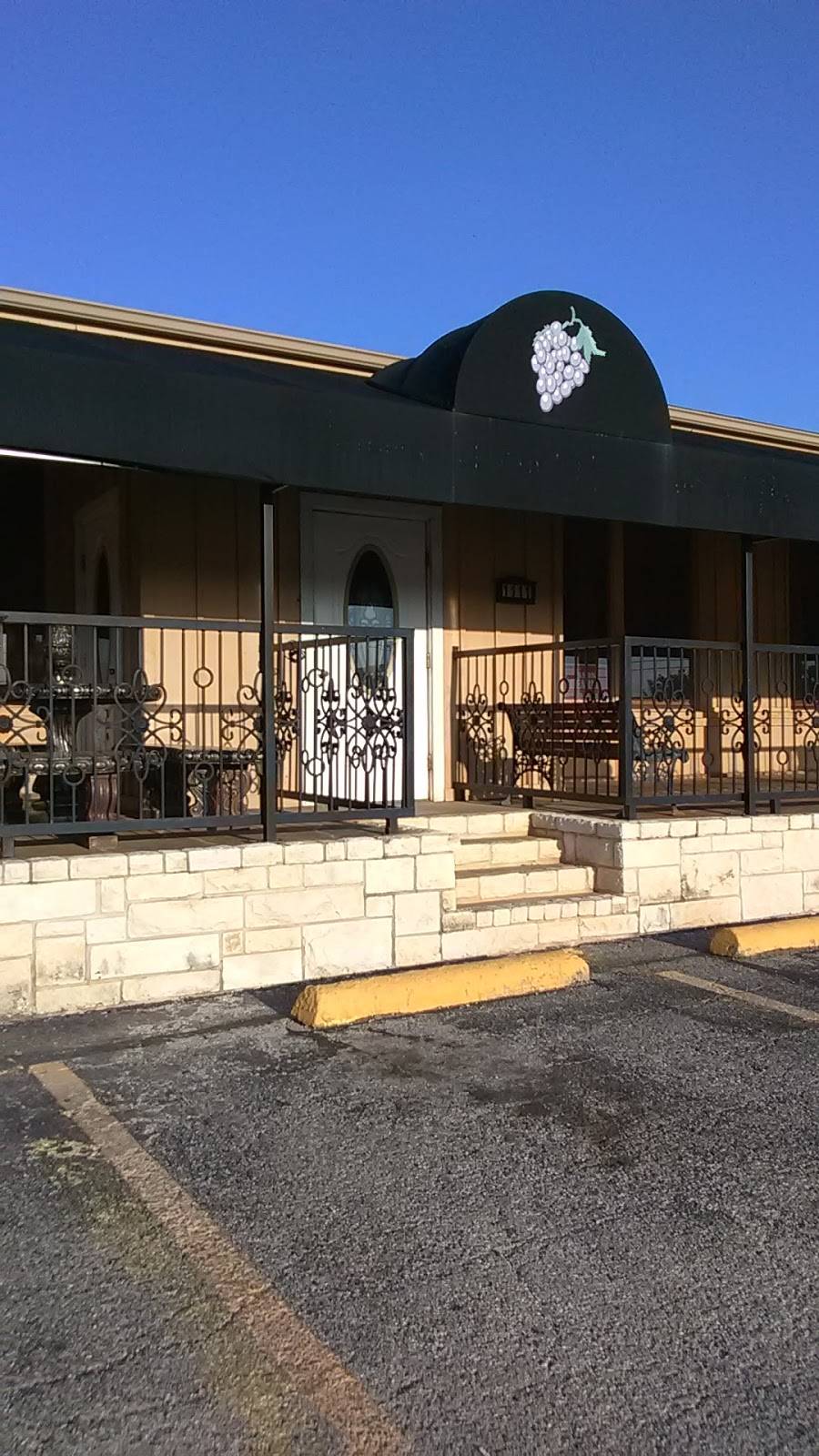 Vetonis | restaurant | 1111 TX-16, Graham, TX 76450, USA | 9405499966 OR +1 940-549-9966