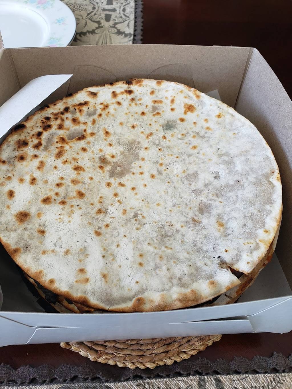 Lahmadjoune Chez Apo | restaurant | 420 Rue Faillon E, Montréal, QC H2R 1L4, Canada | 5142701076 OR +1 514-270-1076