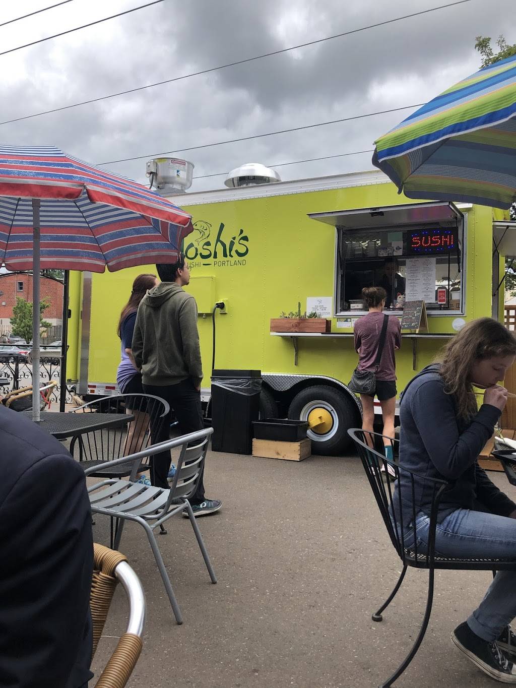 Yoshis Sushi | restaurant | 3530 SW Multnomah Blvd, Portland, OR 97219, USA | 5038332940 OR +1 503-833-2940