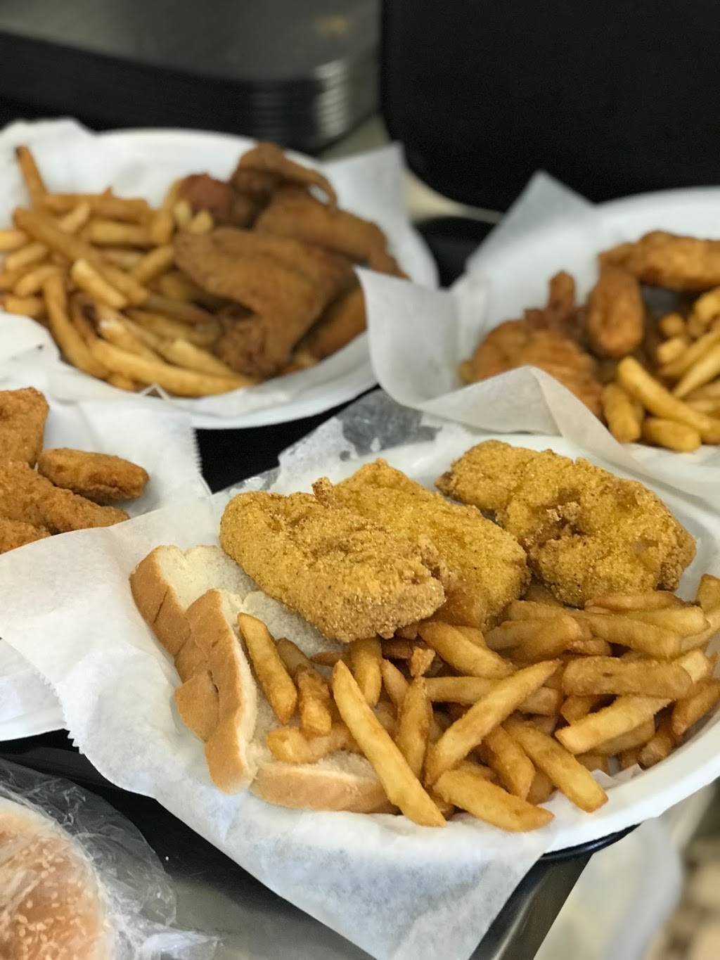 Mikes fish and chicken | restaurant | 3028 Colerain Ave, Cincinnati, OH 45225, USA | 5135412930 OR +1 513-541-2930