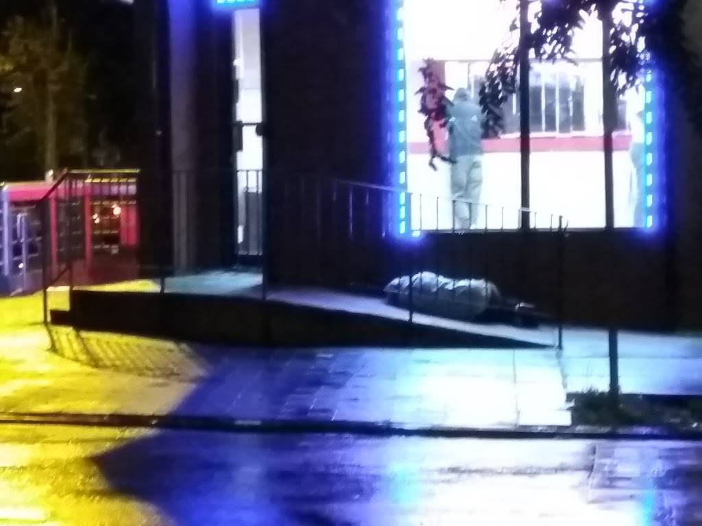 Crown Fried Chicken | restaurant | 2201 N Broad St, Philadelphia, PA 19132, USA | 2152322800 OR +1 215-232-2800