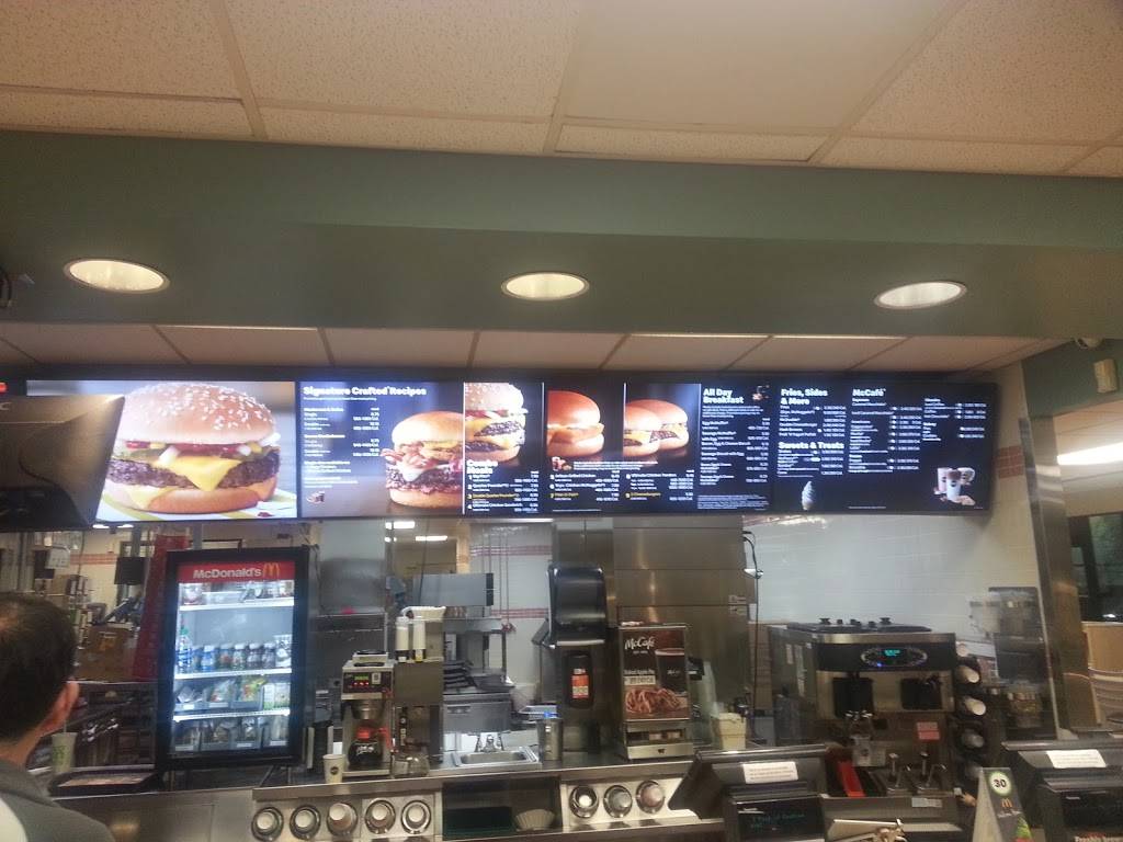 McDonalds | meal takeaway | 14923 Hwy 99, Lynnwood, WA 98037, USA | 4257433560 OR +1 425-743-3560