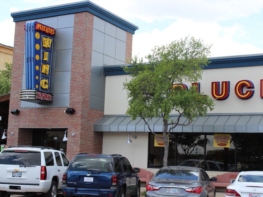 Pluckers Wing Bar | restaurant | 5100 Belt Line Rd Ste 520, Dallas, TX 75254, USA | 9724909464 OR +1 972-490-9464