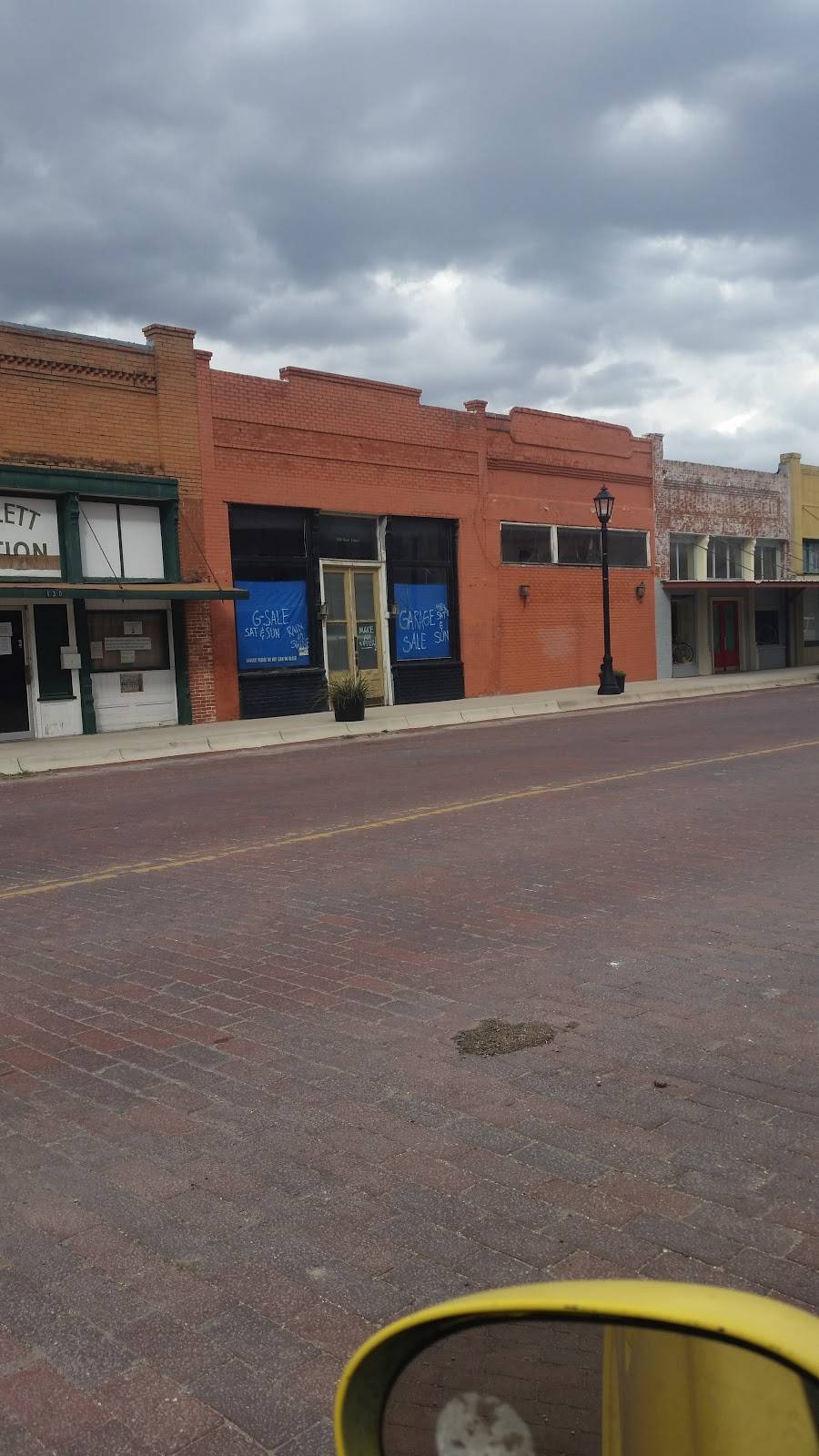 Hausgarten Edelweiss | restaurant | 125 E Clark St, Bartlett, TX 76511, USA | 5128592323 OR +1 512-859-2323