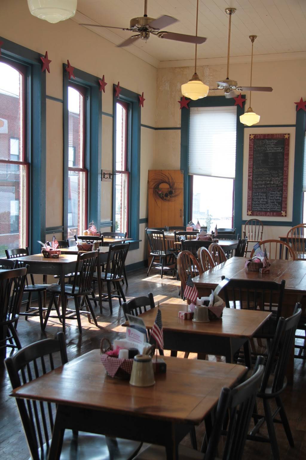 My Just Desserts Alton, LLC | restaurant | 31 E Broadway, Alton, IL 62002, USA | 6184625881 OR +1 618-462-5881