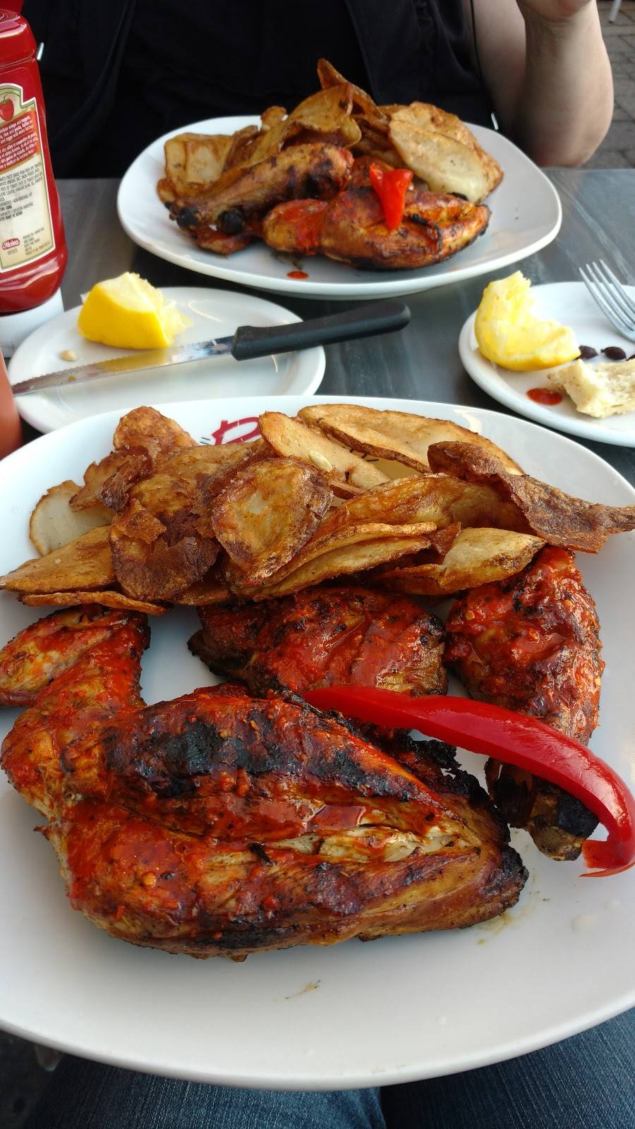 Le Grill Barroso Sherbrooke | restaurant | 8670 Rue Sherbrooke E, Montréal, QC H1L 1B9, Canada | 5143542227 OR +1 514-354-2227