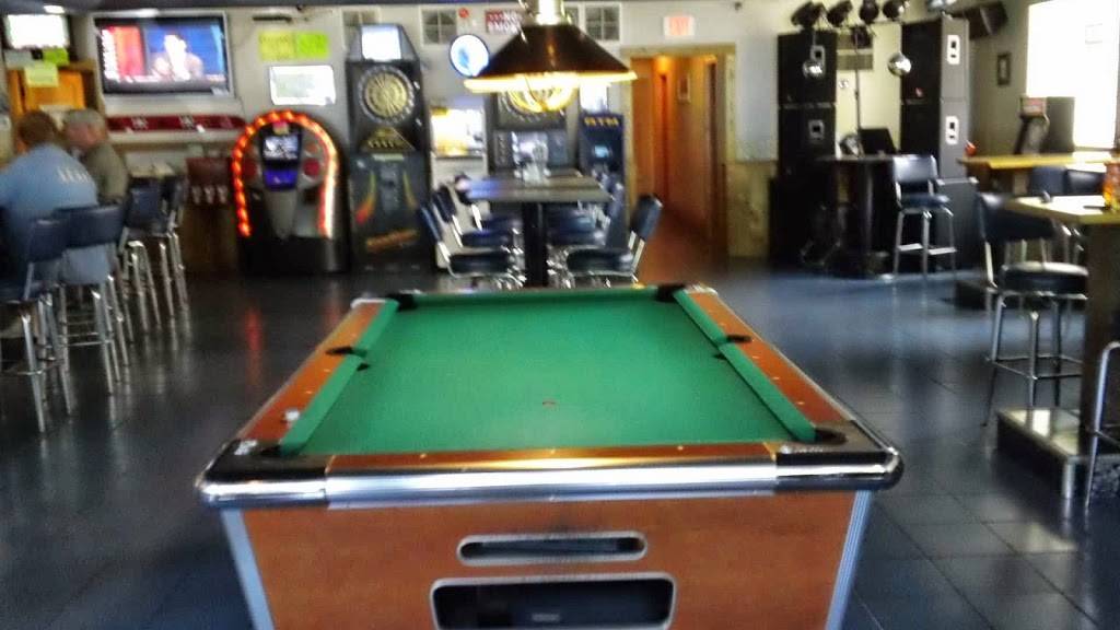 Pirates Cove | restaurant | 727 1st St, Menominee, MI 49858, USA | 9068633005 OR +1 906-863-3005