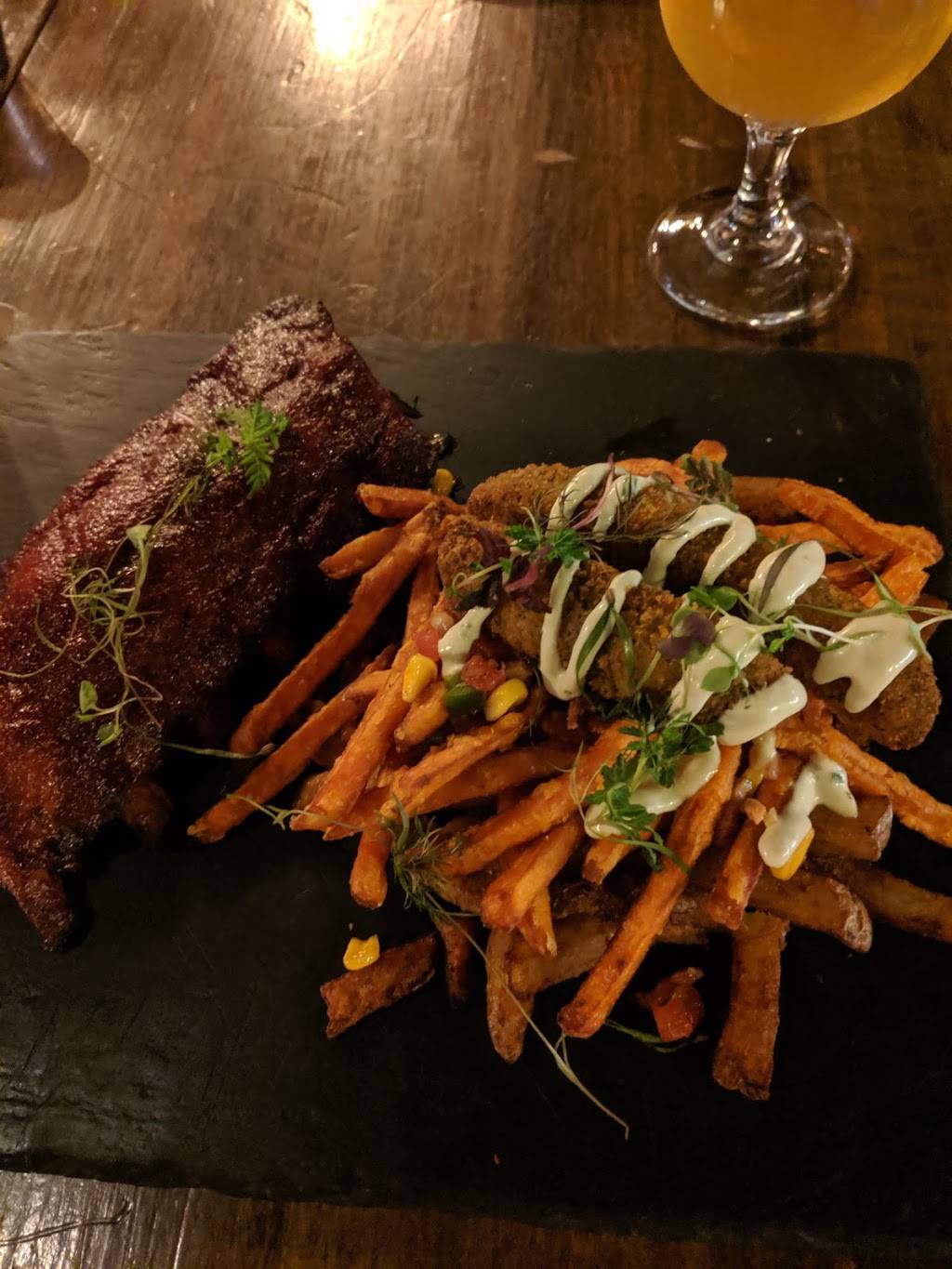 Les Contrebandiers Boissonnerie gourmande | restaurant | 300 Rue des Forges, Trois-Rivières, QC G9A 2G8, Canada | 8193702005 OR +1 819-370-2005