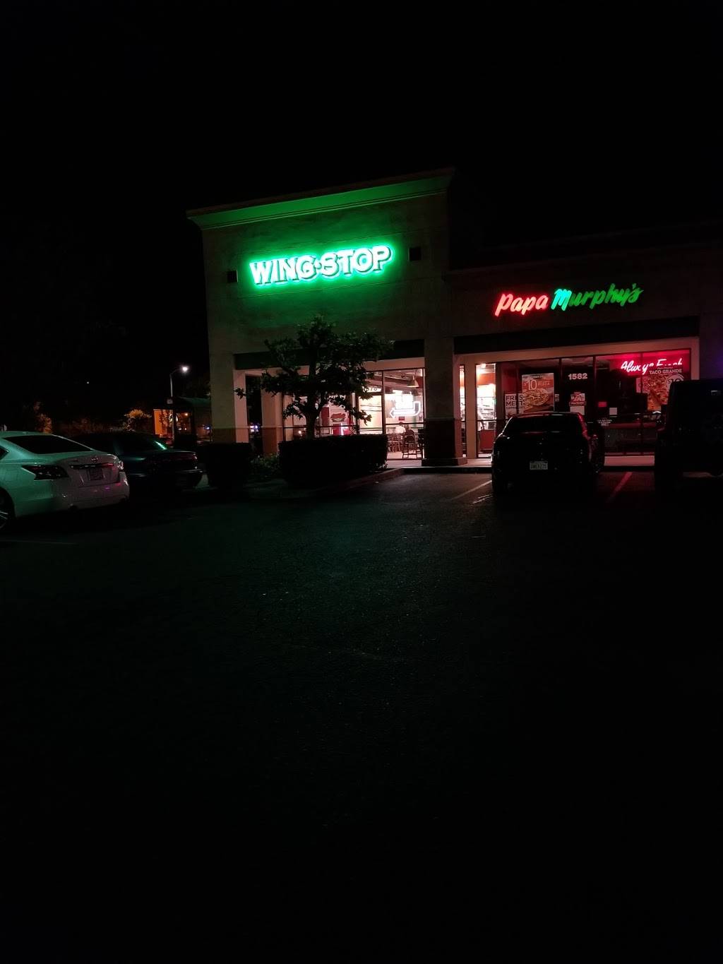 Wingstop | restaurant | 1578 Hillman St, Tulare, CA 93274, USA | 5593667639 OR +1 559-366-7639