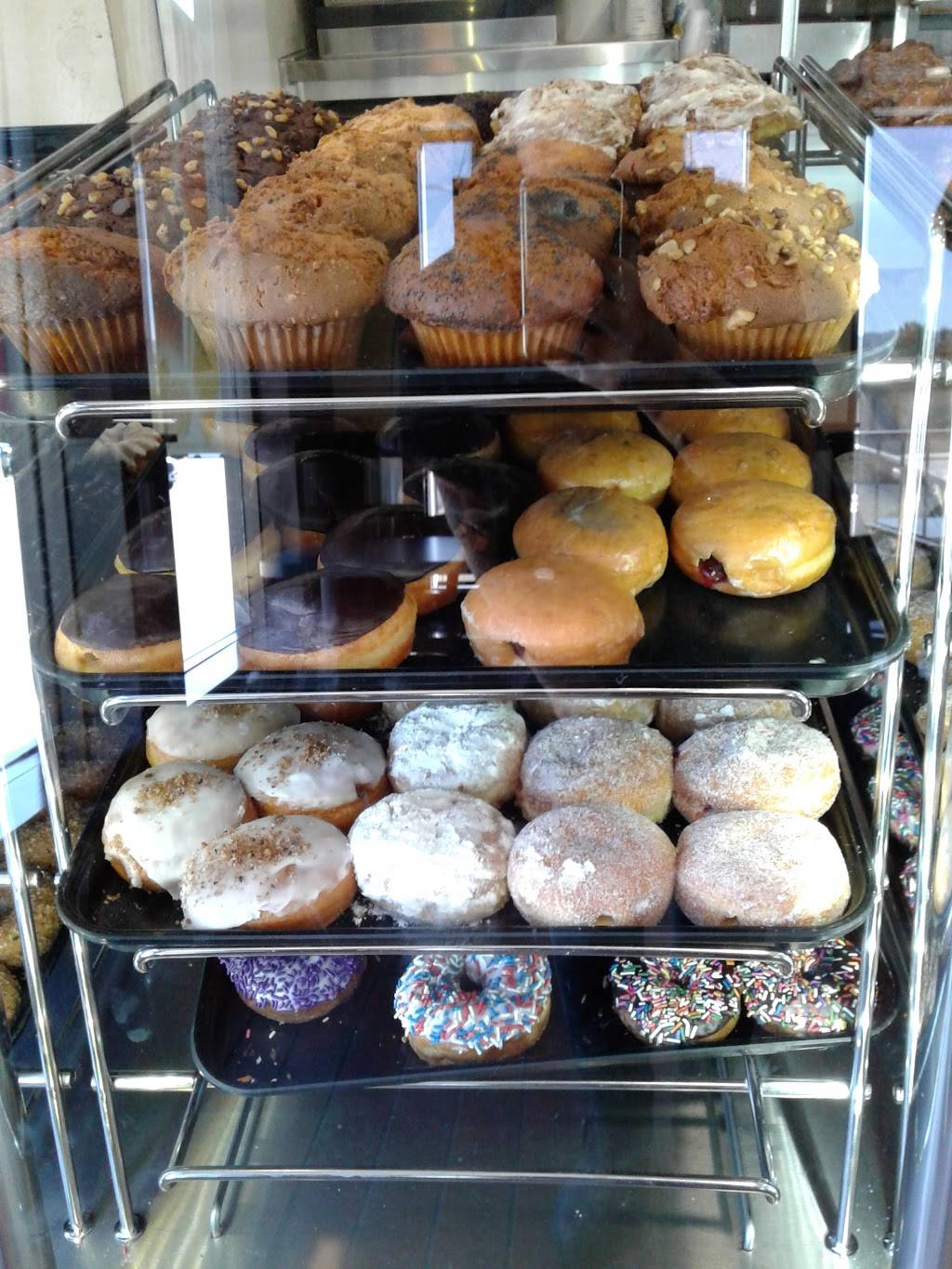 Yum Yum Donuts | bakery | 23342 Lyons Ave, Newhall, CA 91321, USA | 6617993667 OR +1 661-799-3667