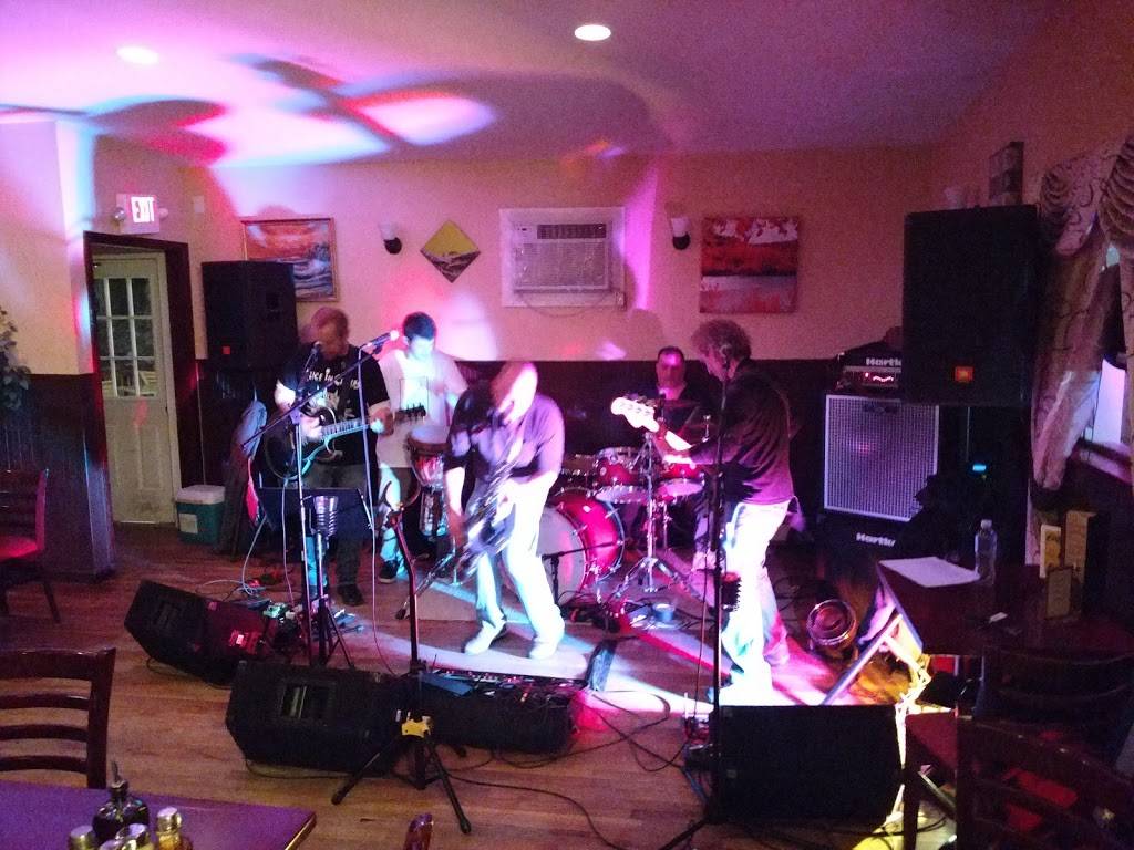 La Famiglia Bar & Grill | restaurant | 110 NY-311, Carmel Hamlet, NY 10512, USA | 8452284000 OR +1 845-228-4000