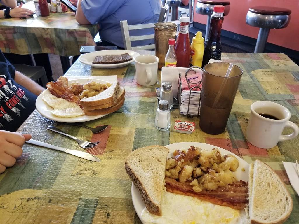 Village Book & Table | restaurant | 29 W Main St, Fairfield, PA 17320, USA | 7176425650 OR +1 717-642-5650