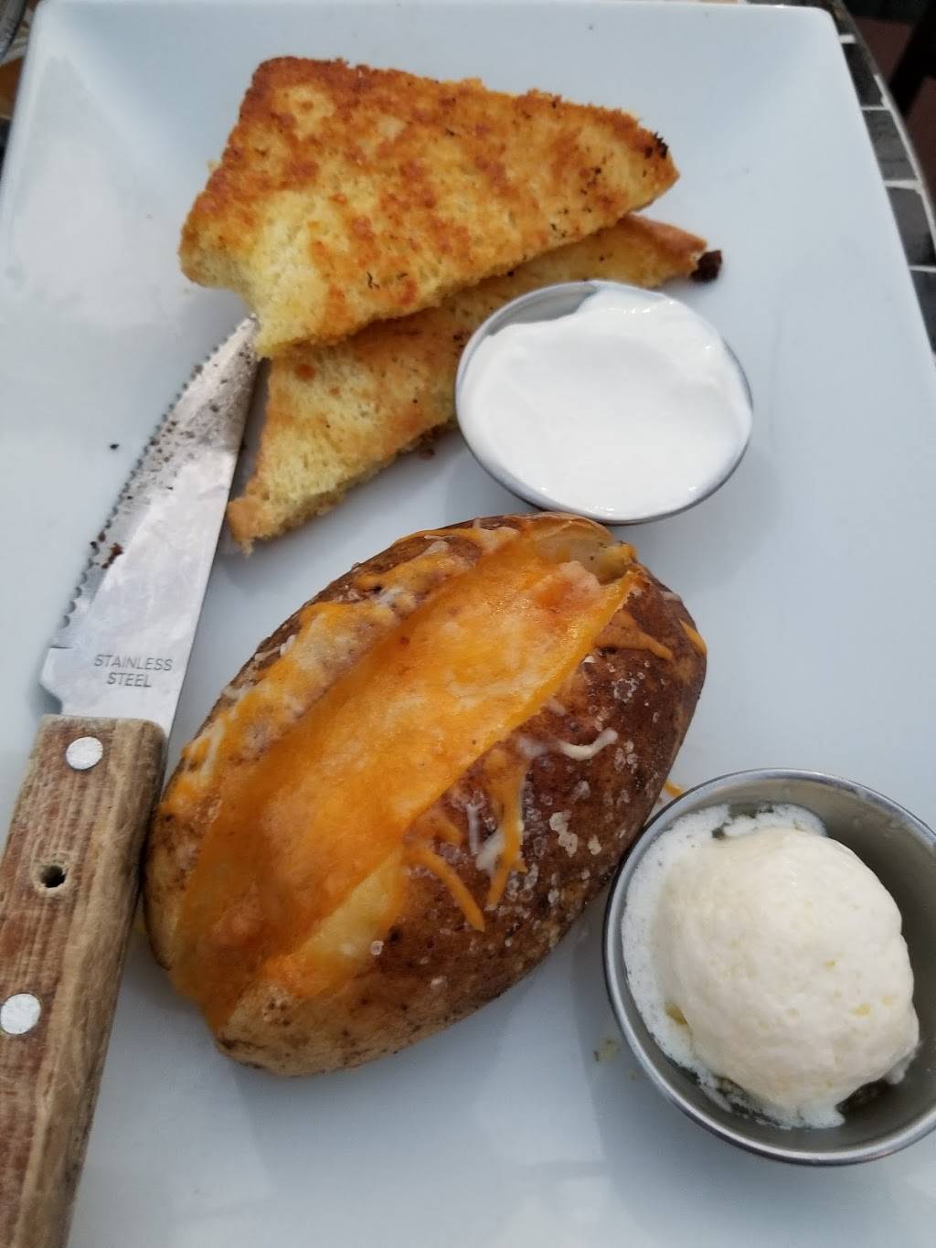 Hanks Tavern | restaurant | 2536 Henry St, Muskegon, MI 49441, USA | 2317606440 OR +1 231-760-6440