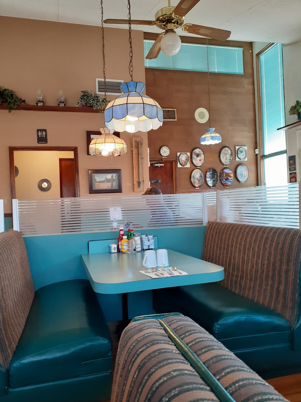 BeeGees Diner | restaurant | 506 E Main St, Rogue River, OR 97537, USA | 5415824147 OR +1 541-582-4147