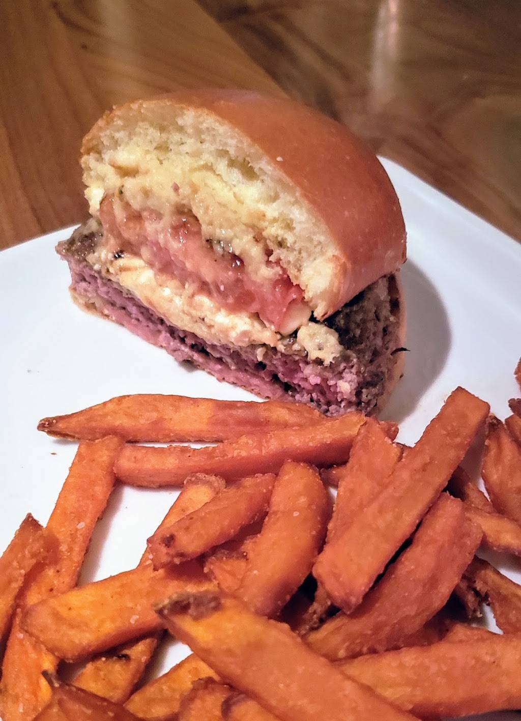 Red Rooster Pub | restaurant | 43 Danbury Rd, Ridgefield, CT 06877, USA | 2034033021 OR +1 203-403-3021