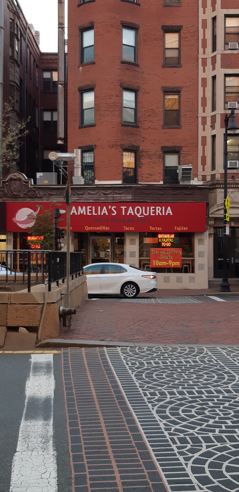 Amelias Taqueria | restaurant | 309 Huntington Ave, Boston, MA 02115, USA | 6172660040 OR +1 617-266-0040