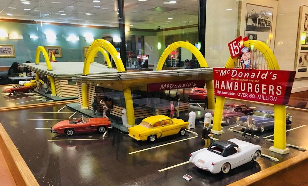 McDonalds | cafe | 444 S River Rd, Des Plaines, IL 60016, USA | 8478271220 OR +1 847-827-1220