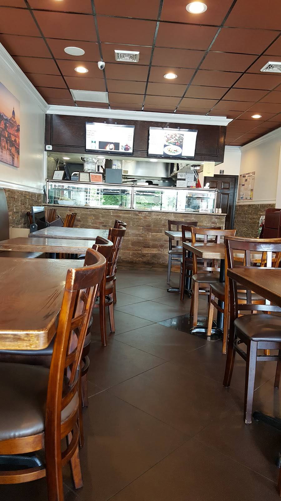 Primaveras Pizzeria & Restaurant | restaurant | 170 E Montauk Hwy, Lindenhurst, NY 11757, USA | 6319918118 OR +1 631-991-8118