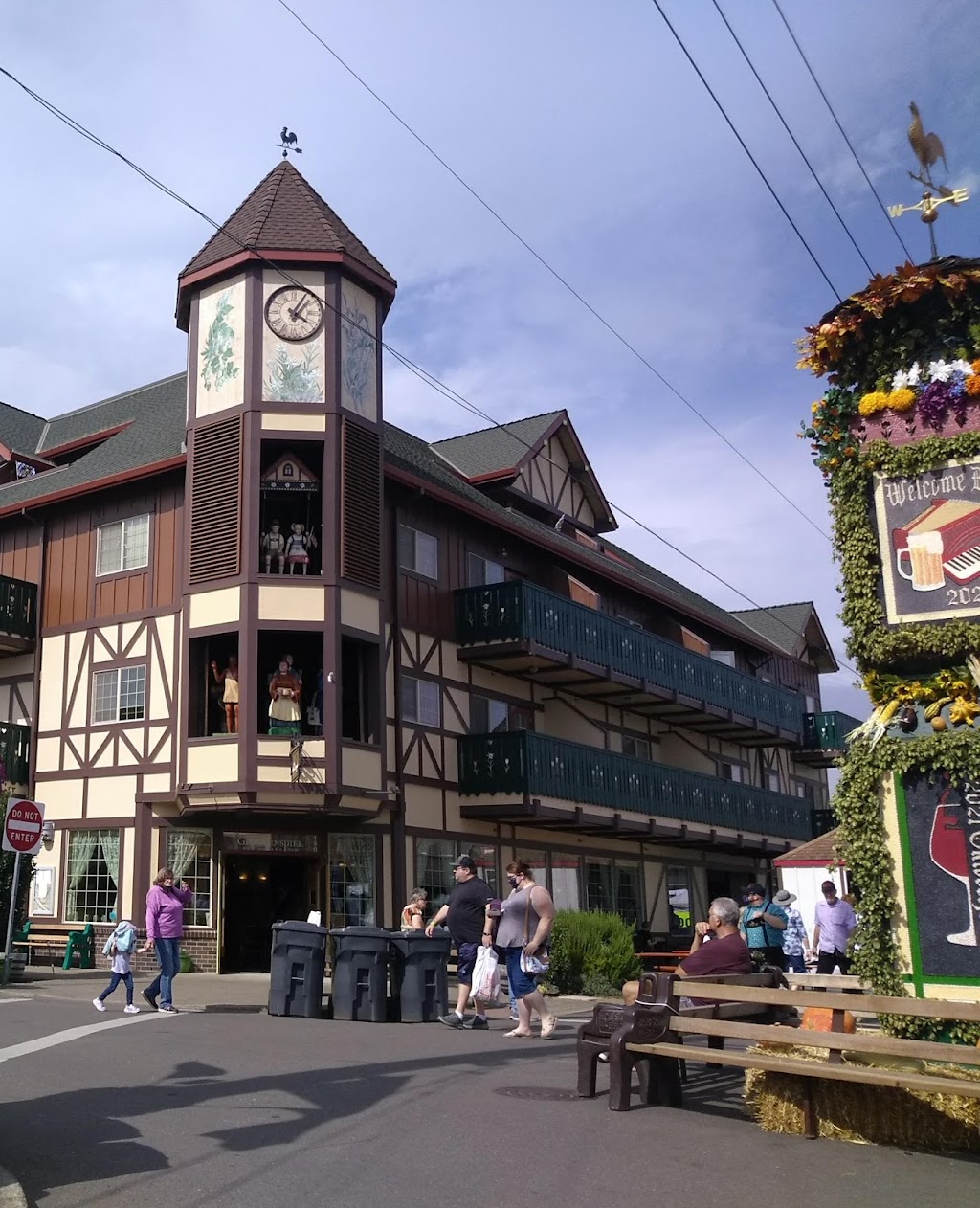 The Glockenspiel Restaurant & Pub | restaurant | 190 E Charles St, Mt Angel, OR 97362, USA | 5038456222 OR +1 503-845-6222