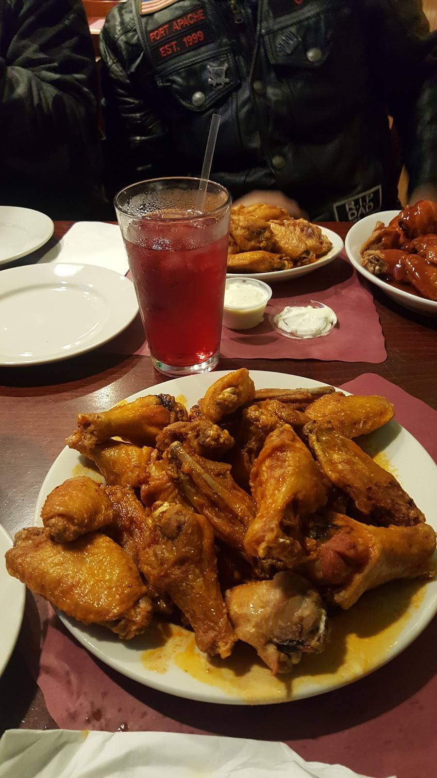 PJ Bradys Bar & Restaurant | restaurant | 3201 Philip Ave, Bronx, NY 10465, USA | 7189313250 OR +1 718-931-3250