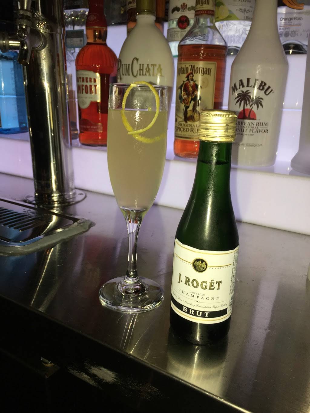 Dunnys Saloon | restaurant | 13 N Main St, Fall River, MA 02720, USA | 5086178330 OR +1 508-617-8330