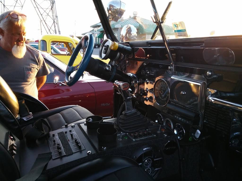 Harveys | restaurant | 8000 Boul Henri-Bourassa E, Montréal, QC H1E 1P2, Canada | 5143546944 OR +1 514-354-6944