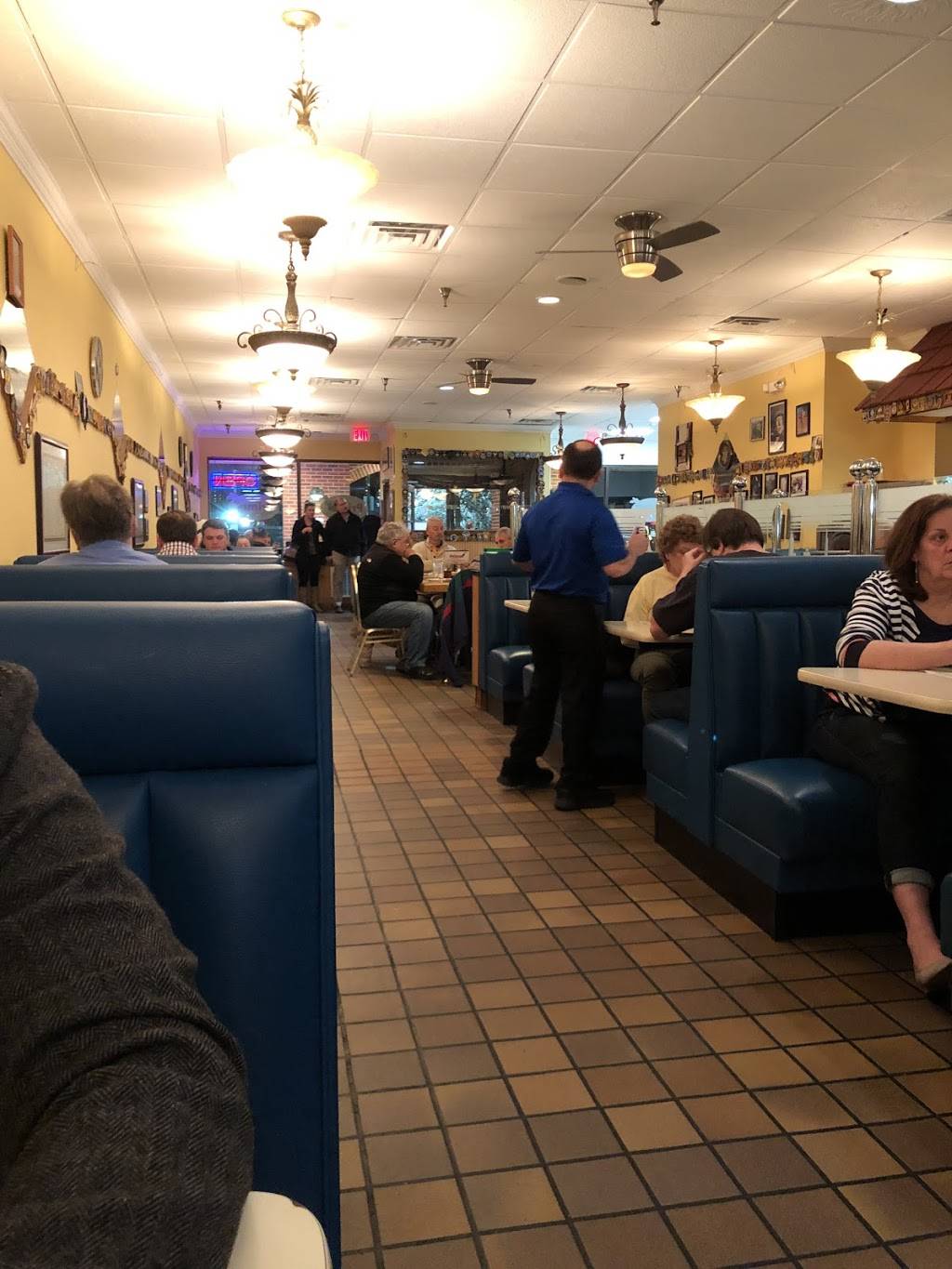 Primo Family Restaurant | restaurant | 1636 Belle View Blvd, Alexandria, VA 22307, USA | 7037656891 OR +1 703-765-6891