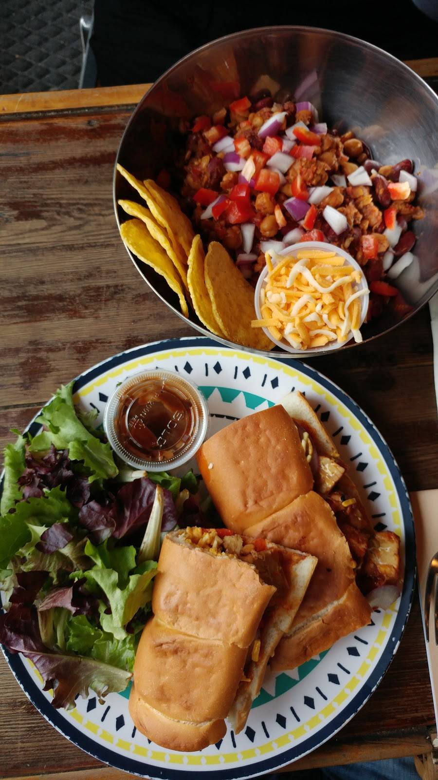 Stardust Video & Coffee | cafe | 1842 Winter Park Rd, Orlando, FL 32803, USA | 4076233393 OR +1 407-623-3393