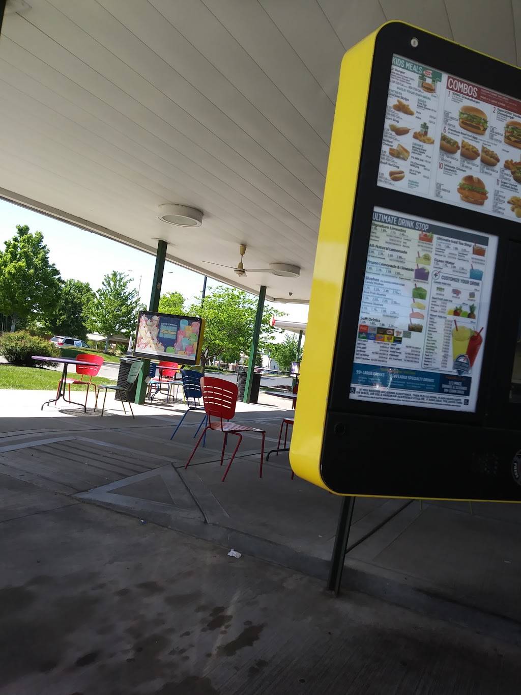 Sonic Drive-In | restaurant | 1135 NE Douglas St, Lees Summit, MO 64086, USA | 8163471298 OR +1 816-347-1298