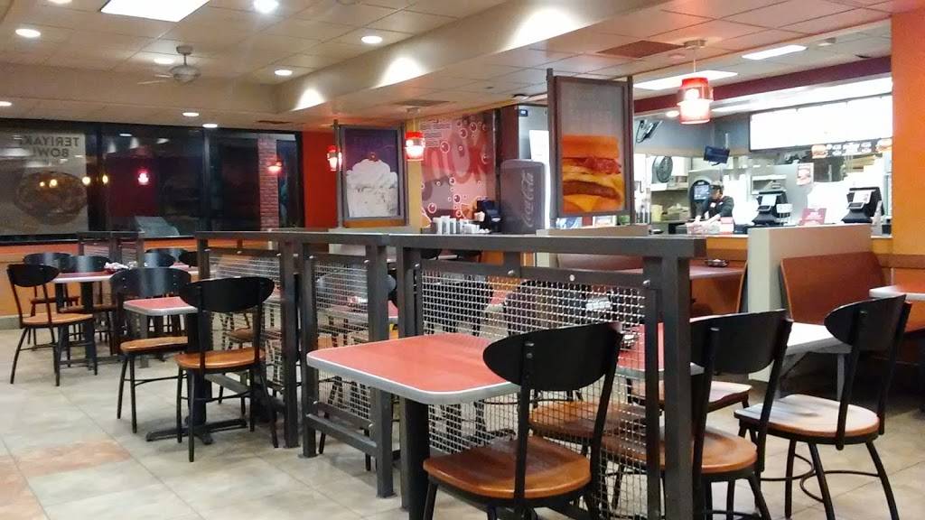 Jack in the Box | restaurant | 31650 Riverside Dr, Lake Elsinore, CA 92530, USA | 9516747656 OR +1 951-674-7656