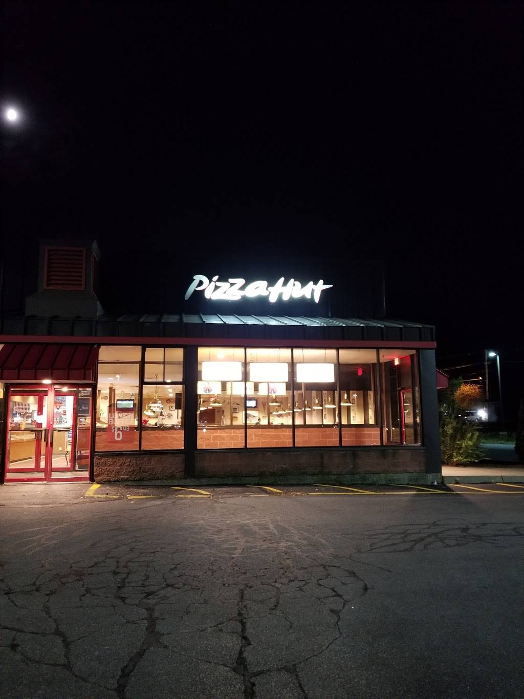 Pizza Hut | meal takeaway | 211 Swanton Rd Highgate Commons Shop Center, St Albans City, VT 05478, USA | 8025247409 OR +1 802-524-7409