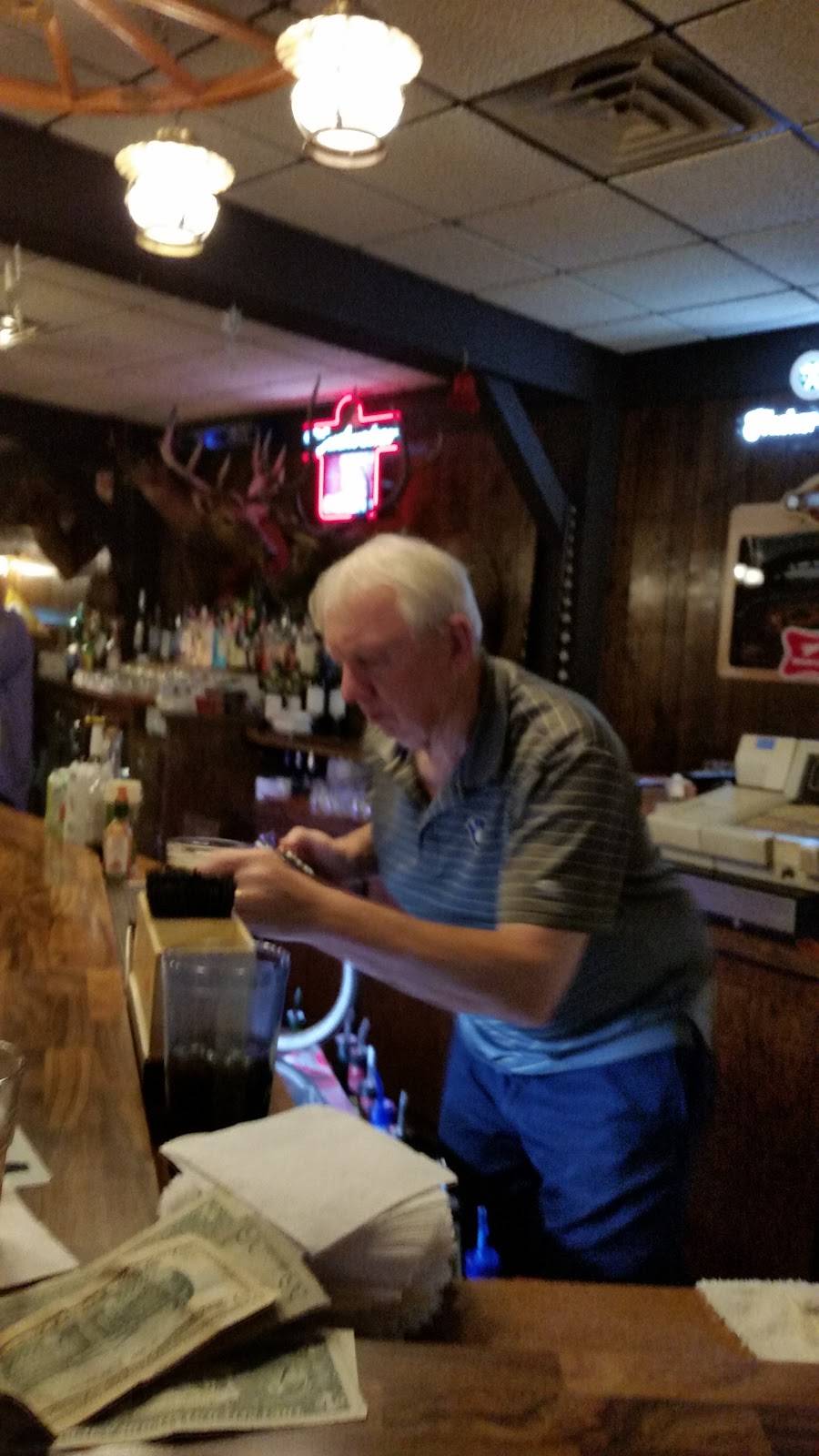 Klemmes Wagon Wheel | restaurant | 120 S Wisconsin Dr, Howards Grove, WI 53083, USA | 9205652325 OR +1 920-565-2325