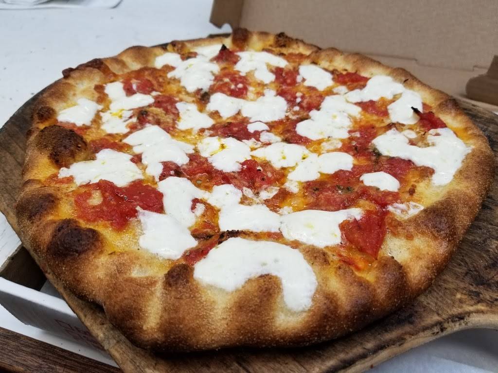 Joes Pizza | restaurant | 23 Locust Ave, New Canaan, CT 06840, USA | 2039662226 OR +1 203-966-2226