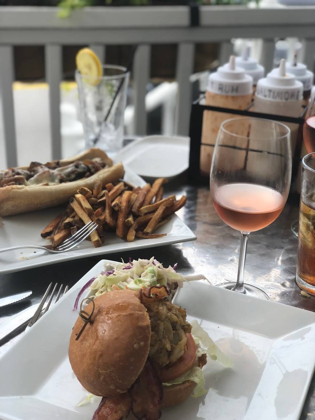 Crab N Que | restaurant | St. Michaels, 207 N Talbot St, St Michaels, MD 21663, USA | 4107458064 OR +1 410-745-8064