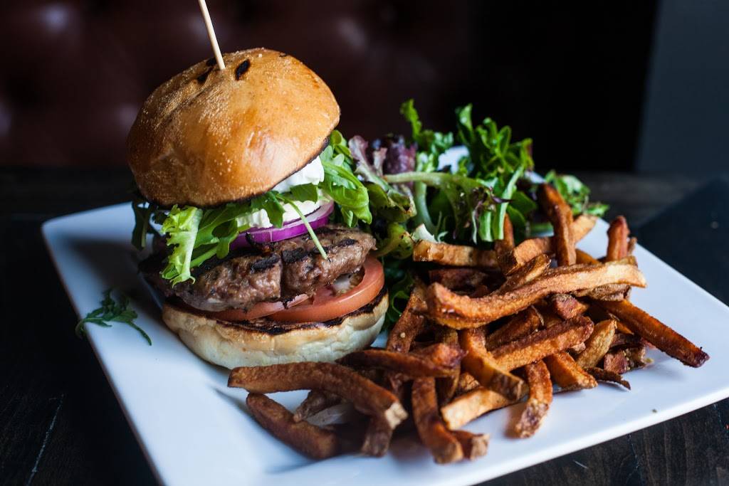 Lord William Pub | restaurant | 265 Rue des Seigneurs, Montréal, QC H3J 0B3, Canada | 5149253777 OR +1 514-925-3777