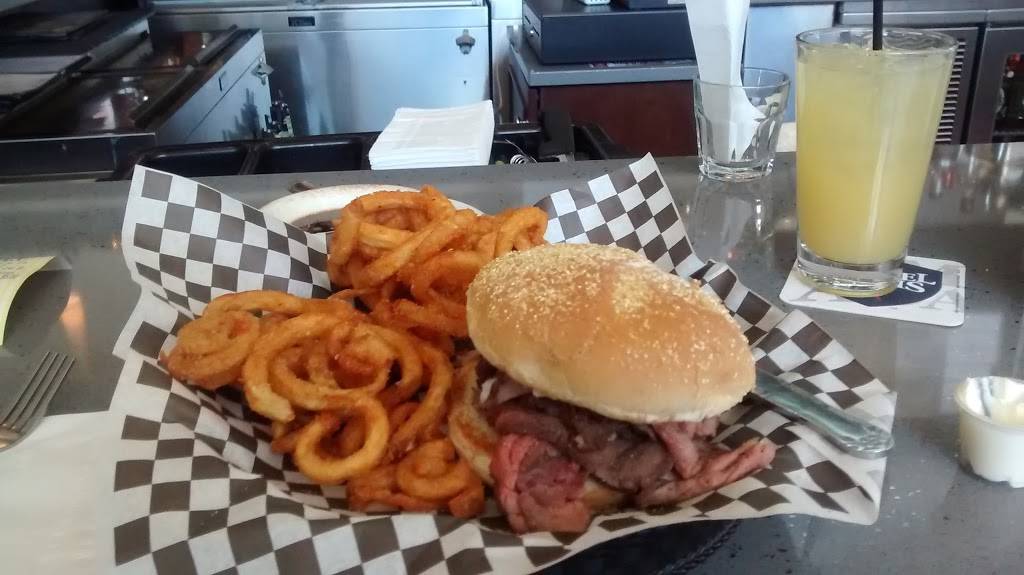 Chelos Hometown Bar & Grille | restaurant | 1275 Reservoir Ave, Cranston, RI 02920, USA | 4019427666 OR +1 401-942-7666