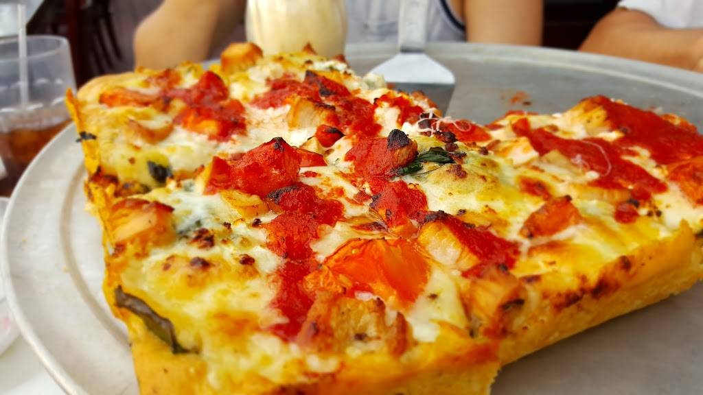 Nikis Pizza | restaurant | 735 Beaubien St, Detroit, MI 48226, USA | 3139614303 OR +1 313-961-4303