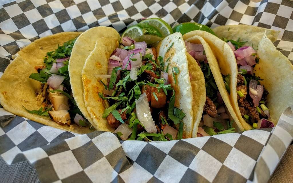 Guac N Tacos | restaurant | 116 S York St, Elmhurst, IL 60126, USA | 3312252498 OR +1 331-225-2498