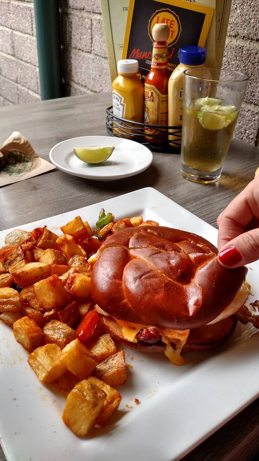 Hennesseys Tavern | restaurant | 34111 La Plaza, Dana Point, CA 92629, USA | 9494880121 OR +1 949-488-0121